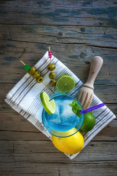 Bebida recién hecha gin tonic con rodajas de lima y pepino — Foto de Stock
