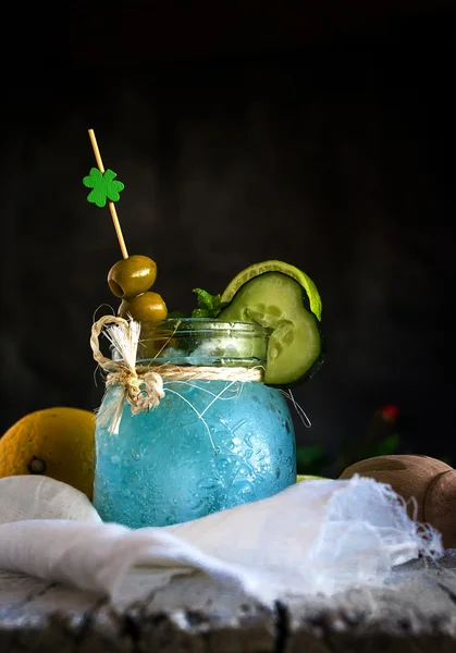 ライムとキュウリのスライスと新鮮な飲み物ジン ・ トニック — ストック写真