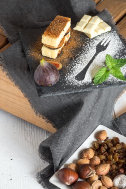 Peynirli incir ve çilek reçeli