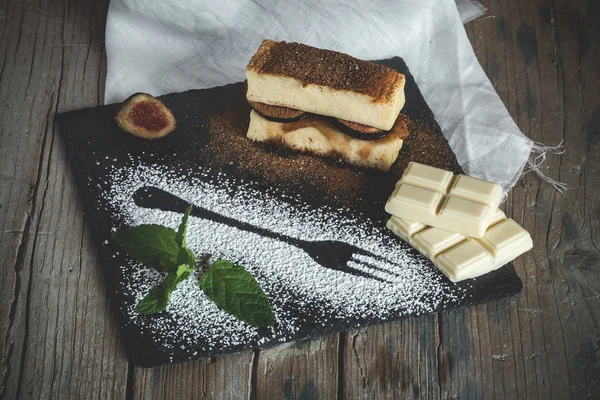 いちじくといちごジャムのチーズケーキ — ストック写真