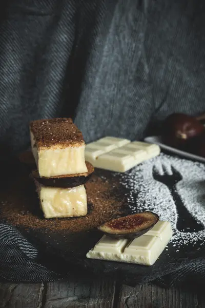 Bolo de queijo com figos e engarrafamento de morango — Fotografia de Stock