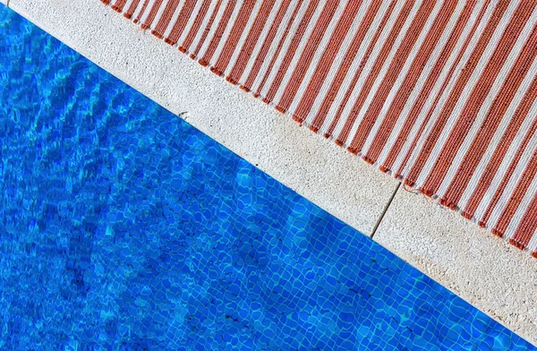 Blauwe zwembadwater golfde detail — Stockfoto