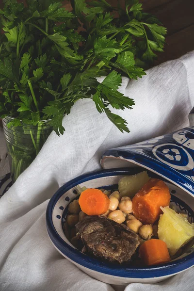 Tagine과 쇠고기, chickpeas, 채소 요리. 전통적인 m — 스톡 사진