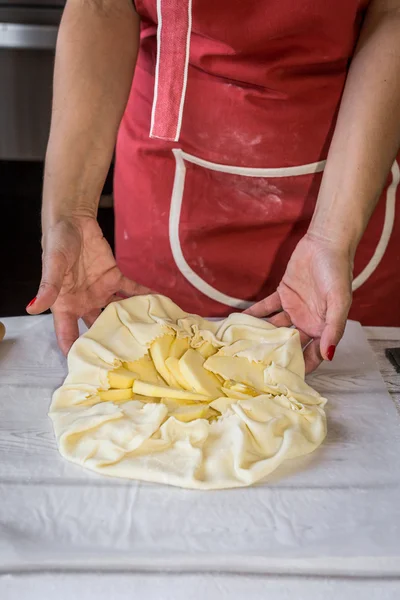 Mujer irreconocible cocinar pastel de manzana —  Fotos de Stock