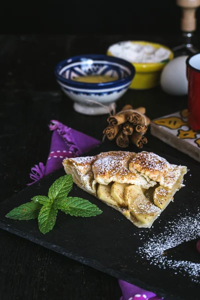 Apple pie with fresh fruits on wooden table — Stock Photo, Image