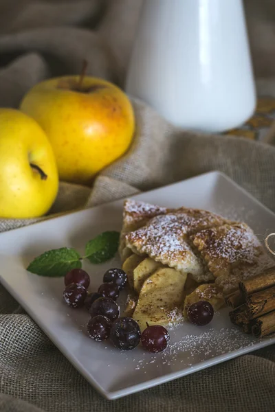 Яблучний пиріг зі свіжими фруктами на дерев'яному столі — стокове фото
