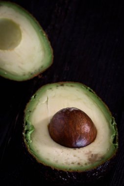 Ahşap bir karanlık tabloda organik avokado