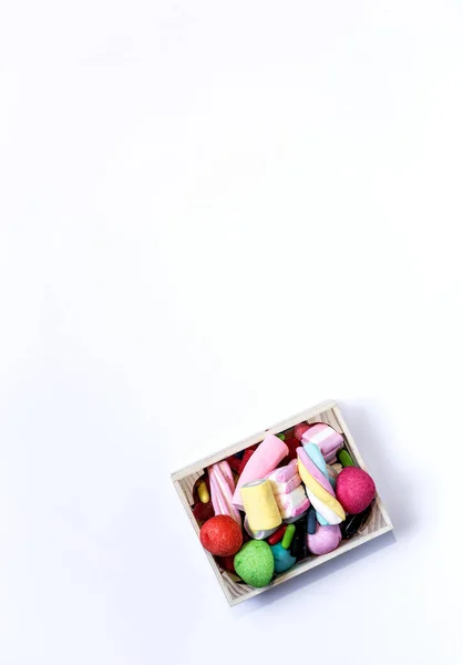 Süßigkeiten und Bonbons mit buntem Hintergrund — Stockfoto