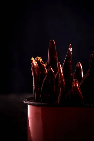 Kryddiga röda chilifrukter i cup — Stockfoto