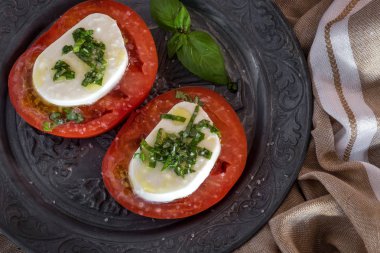 Peynirli, domatesli ve fesleğenli Caprese salatası