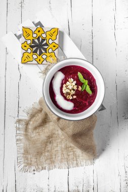 Pancar çorbası ahşap yüzey üzerinde beyaz bir kase 