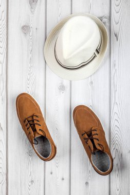 Yukarıdan ahşap masa üzerinde giyim ve moda aksesuarları