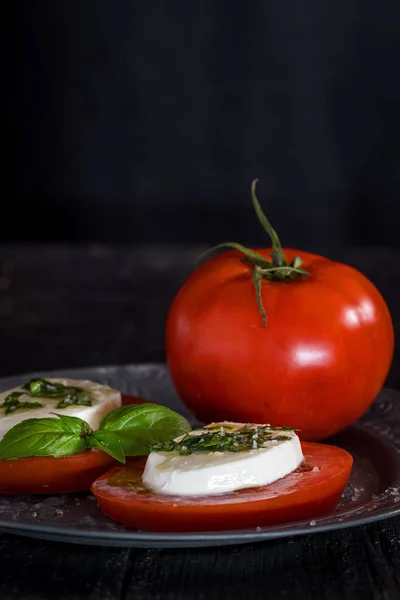 Sałatka Caprese z serem mozzarella, pomidorami i bazylią — Zdjęcie stockowe