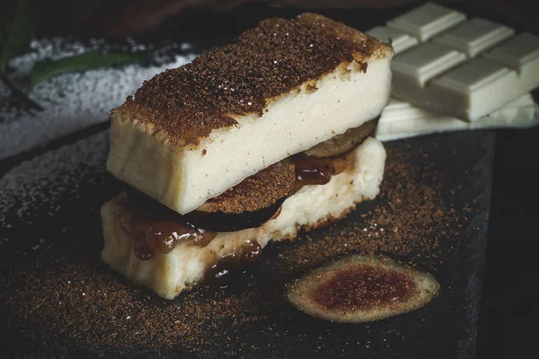 Torta di formaggio con fichi e marmellata di fragole — Foto Stock