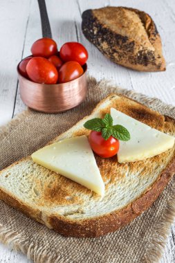  Eski ahşap masa üzerinde taze ekmek