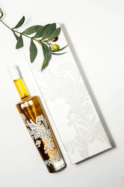 Olivenölflasche auf weißem Hintergrund — Stockfoto