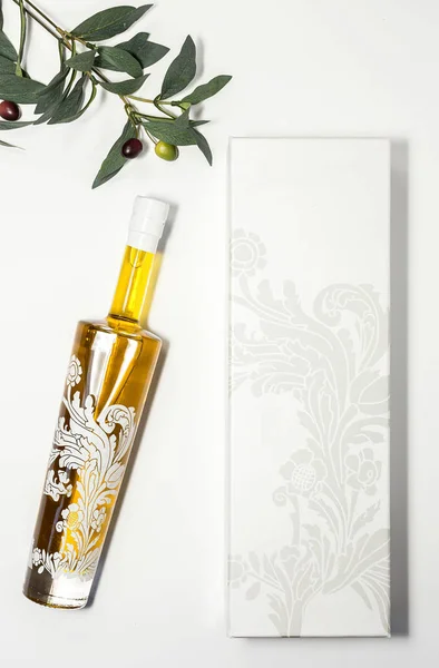 Olivenölflasche auf weißem Hintergrund — Stockfoto