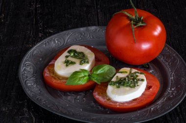 Peynirli, domatesli ve fesleğenli Caprese salatası