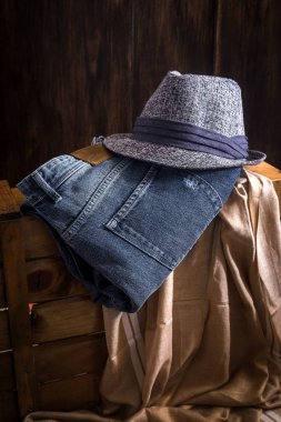 Ahşap masa üzerinde giyim ve moda aksesuarları