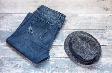 Ahşap masa üzerinde giyim ve moda aksesuarları