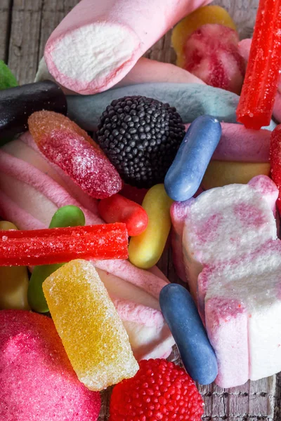 Süßigkeiten und Bonbons mit buntem Hintergrund — Stockfoto