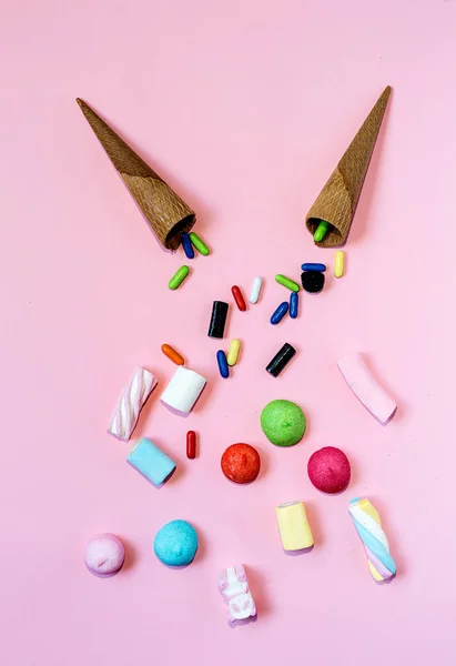 お菓子やカラフルな背景とお菓子 — ストック写真