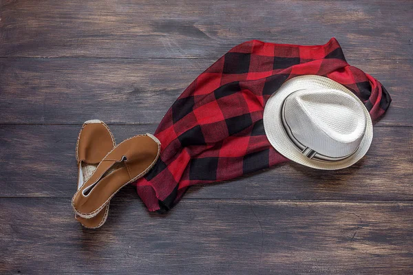 Kleidung und Modeaccessoires auf Holztisch — Stockfoto