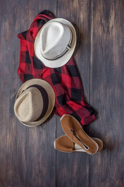 Одежда и модные аксессуары на деревянном столе — стоковое фото
