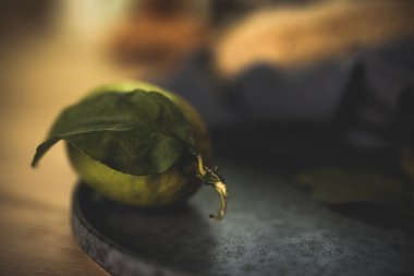 Taze narenciye olgun. Limon, koyu arka plan üzerinde limes