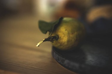 Taze narenciye olgun. Limon, koyu arka plan üzerinde limes