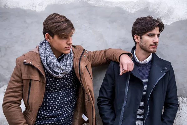 Portrait of two young man posing with fashionable winter clothes — Stock Photo, Image