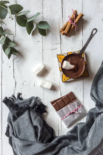 Caneca com chocolate quente com marshmallow — Fotografia de Stock