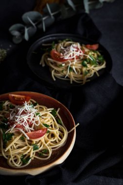 Spaguetti domates peynir ve kekik ile