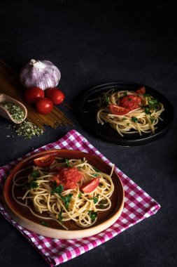 Spaguetti domates peynir ve kekik ile