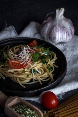 Spaguetti domates peynir ve kekik ile