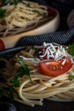 Spaguetti domates peynir ve kekik ile