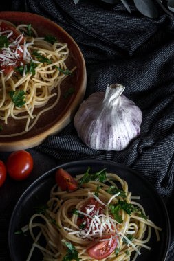 Spaguetti domates peynir ve kekik ile