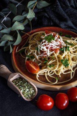 Spaguetti domates peynir ve kekik ile