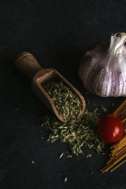 Eski siyah ahşap masa taze kekik