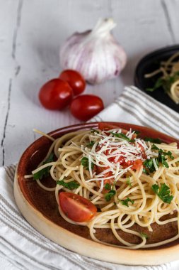 Spaguetti domates peynir ve kekik ile