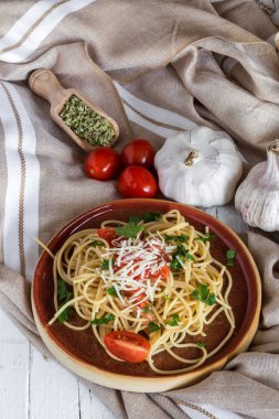 Spaguetti domates peynir ve kekik ile