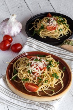 Spaguetti domates peynir ve kekik ile