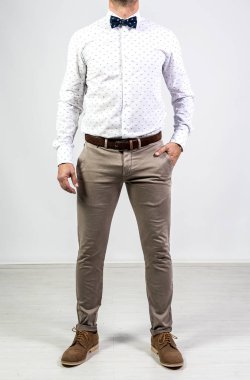 Tanınmayan model moda giysilerle poz 