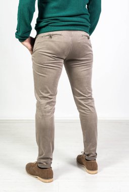 Tanınmayan model moda giysilerle poz 