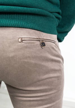 Tanınmayan model moda giysilerle poz 