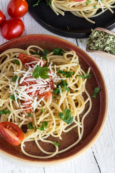 Spaguetti with tomato cheese and oregano — Stock Photo, Image