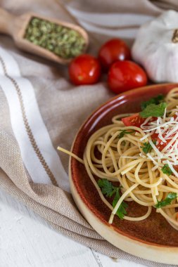 Spaguetti domates peynir ve kekik ile