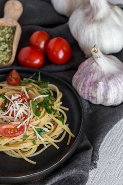 Spaguetti domates peynir ve kekik ile