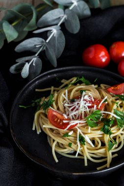 Spaguetti domates peynir ve kekik ile