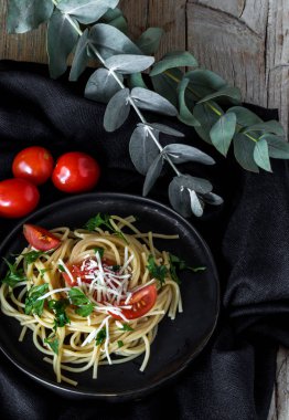 Spaguetti domates peynir ve kekik ile